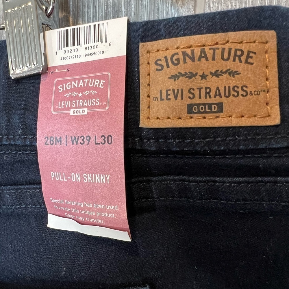 B10.18. Signature by Levi Strauss & Co. Gold Label Totally Shaping Pull-on Jeans - Picture 5 of 5